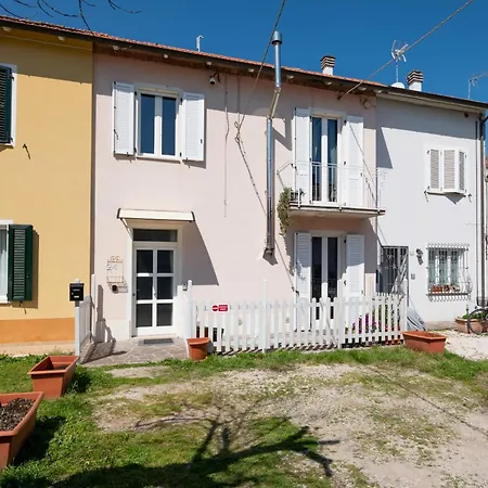 Semesterbostad Gaia House-beach-center-free Parking!